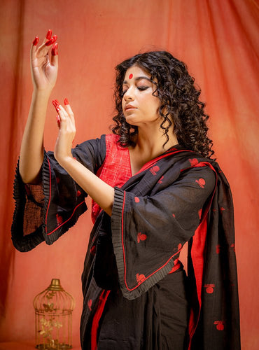 red jamdani saree with contrast blouse | festival outfits women | Prathaa
