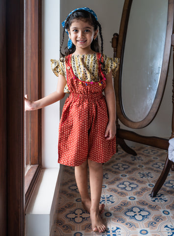 NATKHAT:- Red floral Bagru Dungaree | Handloom Cotton Kidswear | Prathaa